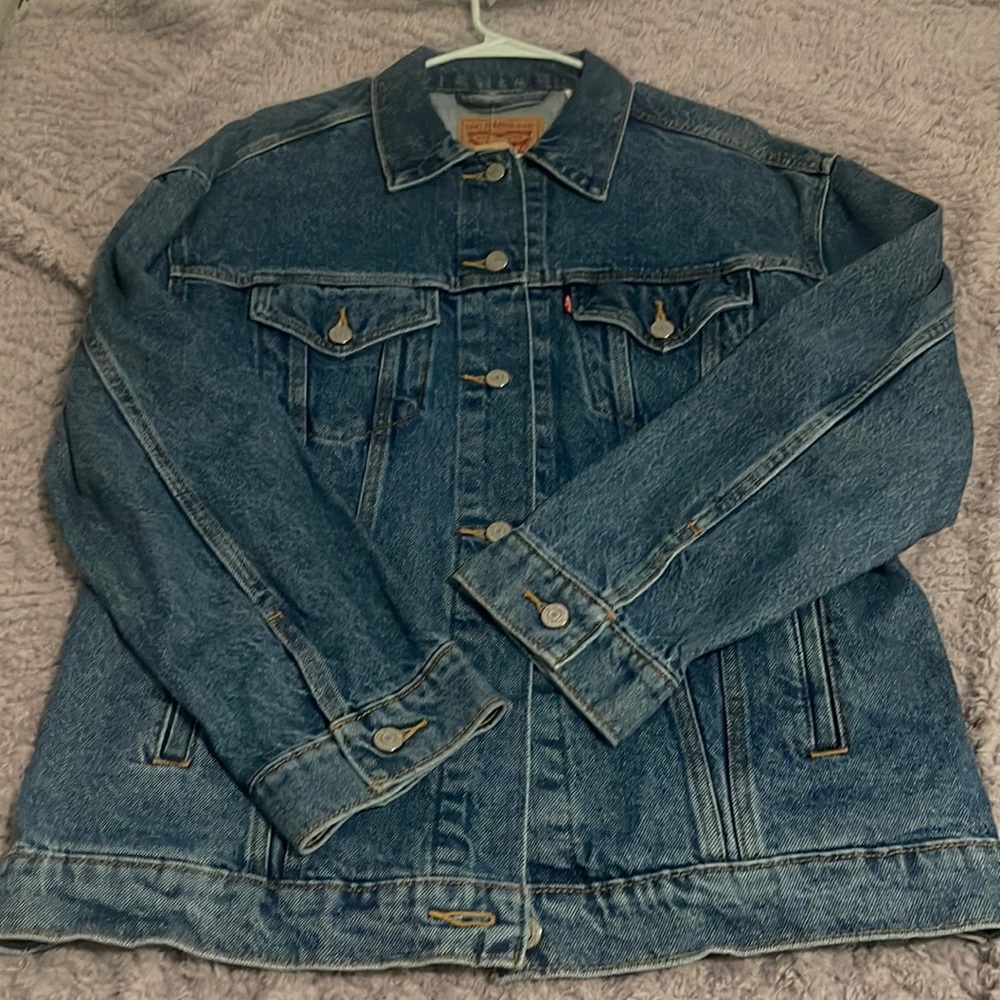 Men’s Levi’s denim jacket (M).